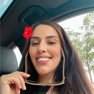 Meet your Posher, Manoubia